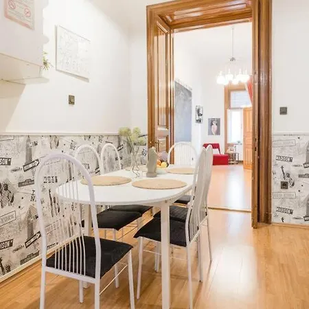 Secluded Spacious Oasis-best Location In Downtown Apartmán