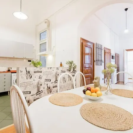 Secluded Spacious Oasis-best Location In Downtown Lägenhet Budapest