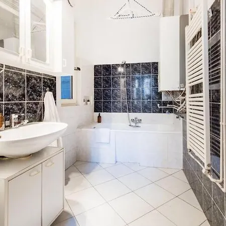 Secluded Spacious Oasis-best Location In Downtown Lägenhet *