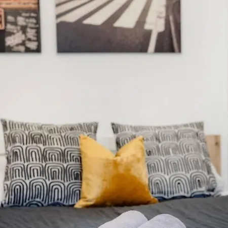 Secluded Spacious Oasis-best Location In Downtown Lägenhet