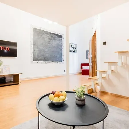 Secluded Spacious Oasis-best Location In Downtown Lägenhet