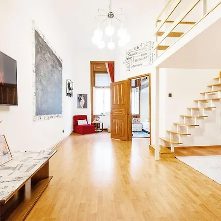 Secluded Spacious Oasis-best Location In Downtown Lägenhet Budapest